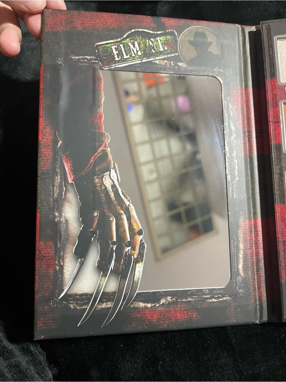 Warner Bros. palette contains